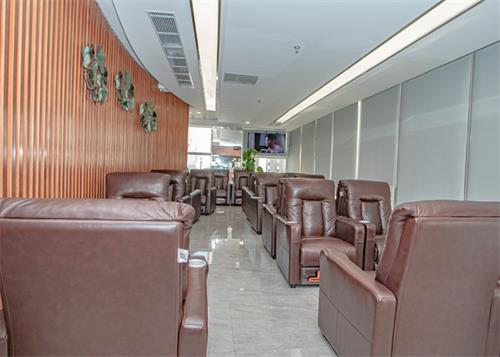 深圳爱康健口腔沙发区