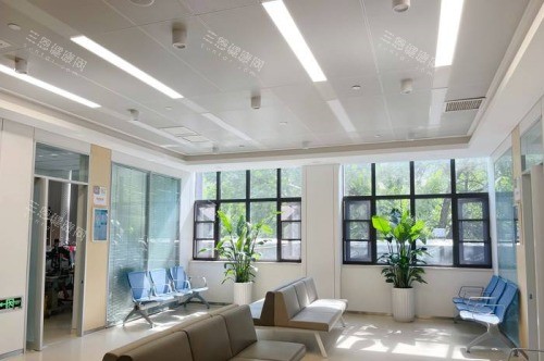 郑州普瑞眼科医院候诊区