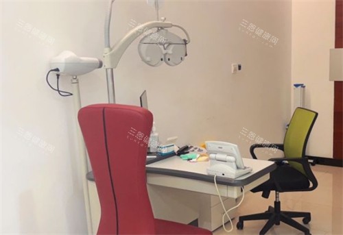 青岛鹿晰眼科检察面诊区环境图