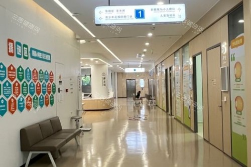 广州普瑞眼科医院黄新华医生介绍，黄新华医生挂号预约，医生口碑评价