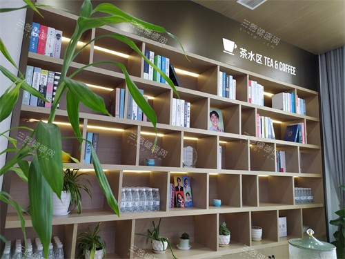 杭州瑞创口腔门诊部萧山区旗舰总院展示柜