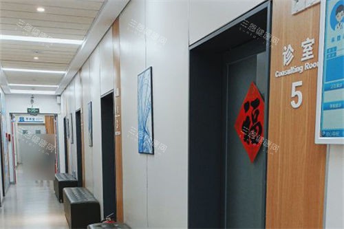 北京华德眼科医院诊室走廊环境 北京华德眼科医院诊室走廊环境