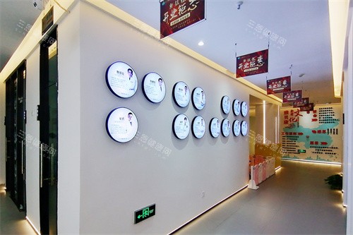 深圳雅贝康口腔横岗店走廊院长展示墙 深圳雅贝康口腔横岗店走廊院长展示墙