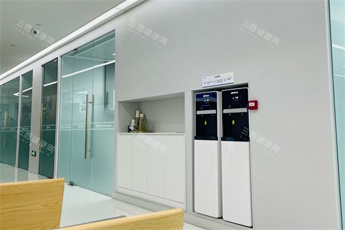 成都西 南口腔医院休息区一侧环境 成都西 南口腔医院休息区一侧环境