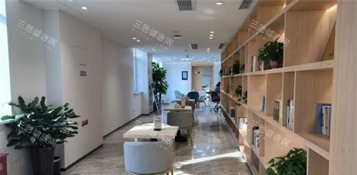 山东济南弗莱堡口腔门诊部大厅内部