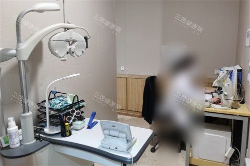 抚顺爱尔眼科医院1楼综合验光室
