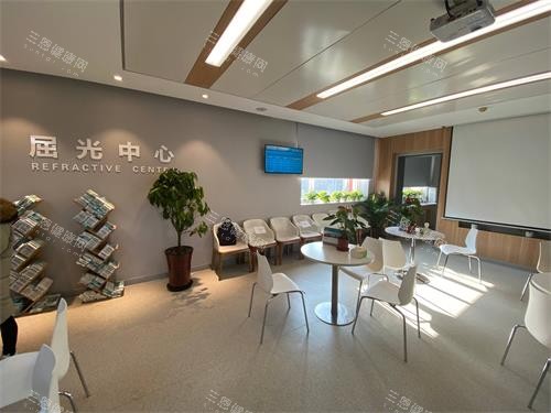 北京华德眼科医院大厅环境 北京华德眼科医院大厅环境
