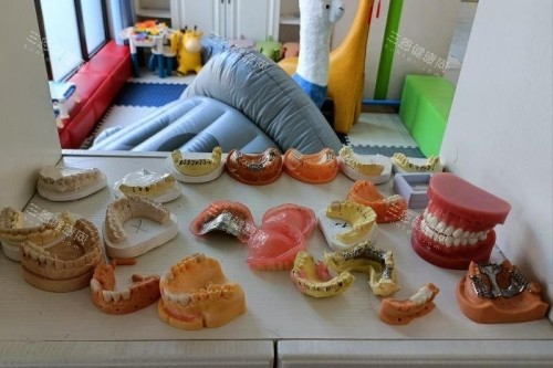 长春爱馨口腔假牙展示台