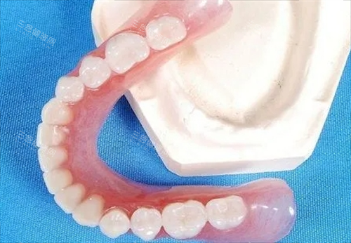 老人全口假牙价目表整理：活动/吸附性/种植三类主流方案价格大公开