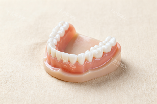 老年人假牙展示