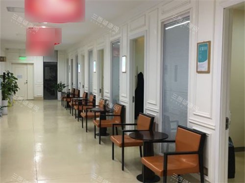 西安团圆口腔医院诊疗室门口休息沙发