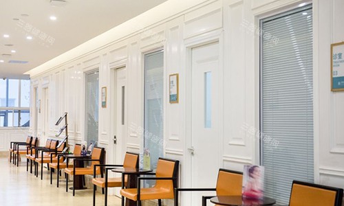 西安团圆口腔诊室外等位区