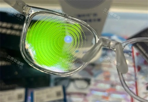 星趣控镜片哪种适合自家娃？4大系列区别全对比，日常上学选膜洁、户外多选中膜岩，附价格参考