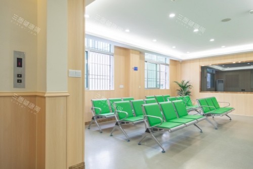 梅州爱明眼科医院候诊区 梅州爱明眼科医院候诊区