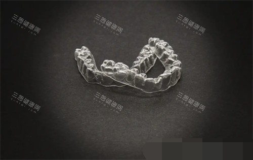 牙齿矫正透明保持器实物图 牙齿矫正透明保持器实物图