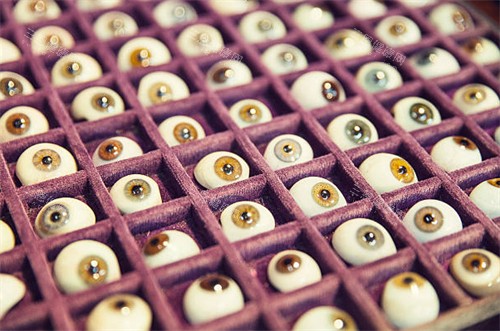 义眼片收费标准：基础款3000-5000元/标准款5000-8000元/高端定制款8000元以上，可长期保养