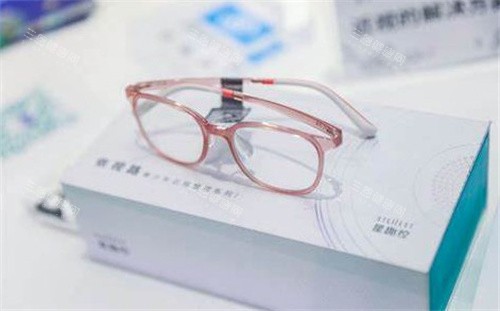 必看！依视路星趣控镜片真假辨别攻略，扫描二维码防伪仅是头一步